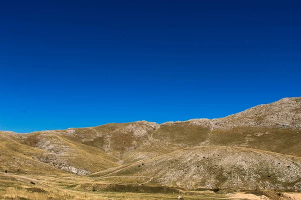 Krajobraz Górski Krasowe Wzgórze Mnóstwem Kamieni Trawa Błękitne Tło Nieba — Zdjęcie stockowe