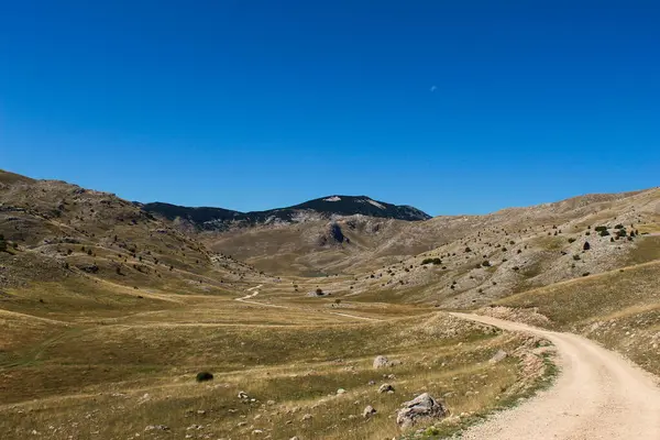 通往波斯尼亚卢科米尔老村的山路 秋天是一片崎岖的风景 波斯尼亚和黑塞哥维那Bjelastic Nica山 — 图库照片