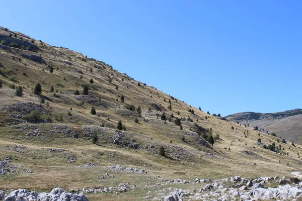 波涛汹涌 岩石的波斯尼亚Bjelastic Nica山风景 波斯尼亚和黑塞哥维那Bjelastic Nica山 — 图库照片