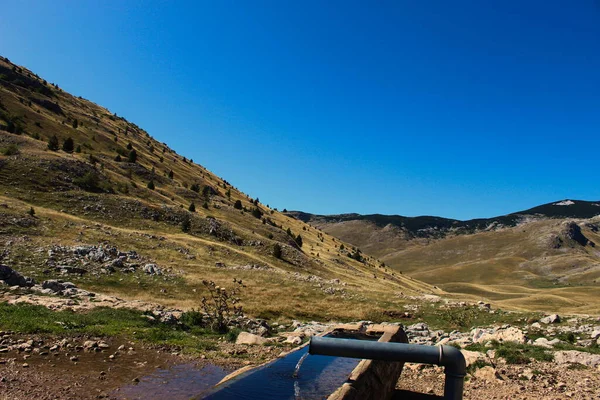 挖空的木头 用来取水 给家畜 山羊等 喝水背景上有模糊的山峰 波斯尼亚和黑塞哥维那Bjelastic Nica山 — 图库照片