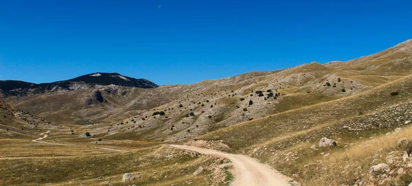 山路的横幅和Bjelastic Nica山的岩石景观 波斯尼亚和黑塞哥维那Bjelastic Nica山美丽的秋天风景 — 图库照片