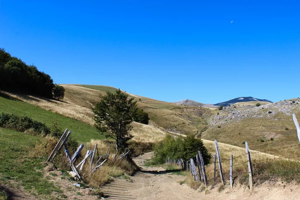 Alte Bergstraße Die Von Einem Holzzaun Und Stacheldraht Mit Holz — Stockfoto