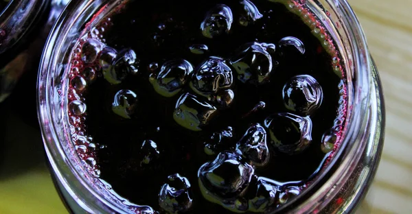Cam kavanozda boğaz böğürtlenli reçel. Aronia 'dan tatlı. Zavidovici, Bosna-Hersek.