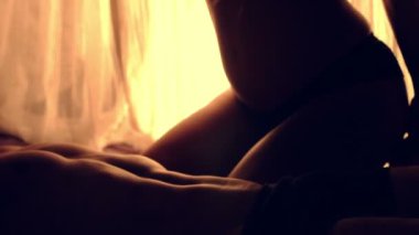 Dans ve kaslı adam yatakta okşayarak seksi kadın