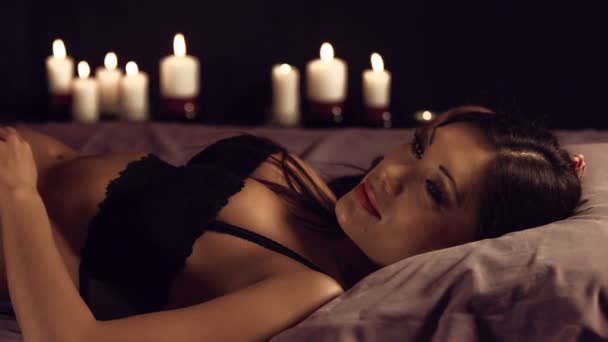 Ελκυστική Γυναίκα Ξαπλωμένη Στο Κρεβάτι — Αρχείο Βίντεο