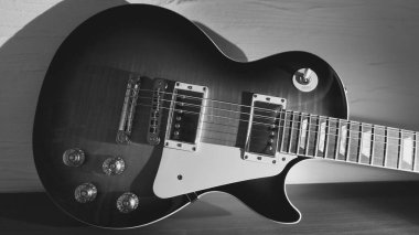Elektro gitar. Siyah ve beyaz
