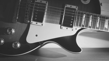 Elektro gitar. Siyah ve beyaz