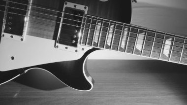 Elektro gitar. Siyah ve beyaz