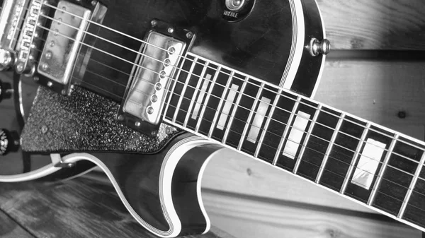 コピースペース付きの木製ボード上のエレクトリックギター 黒と白 — ストック写真