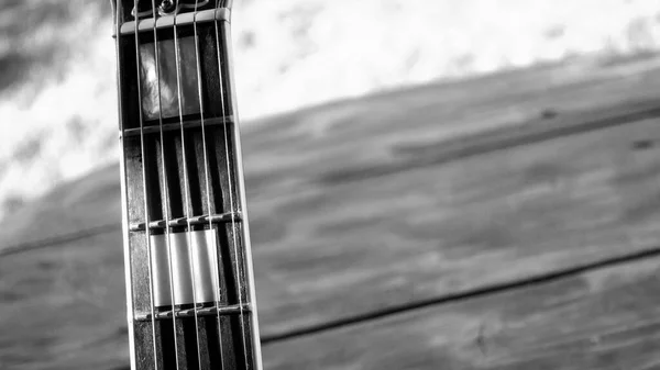 コピースペース付きの木製ボード上のエレクトリックギター 黒と白 — ストック写真