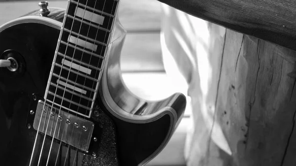 Guitarra Elétrica Nas Placas Madeira Com Espaço Cópia Preto Branco — Fotografia de Stock