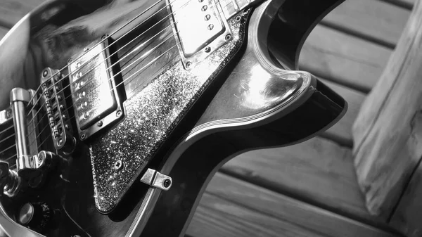 Gitara Elektryczna Drewnianych Deskach Przestrzenią Kopiowania Czerń Biel — Zdjęcie stockowe