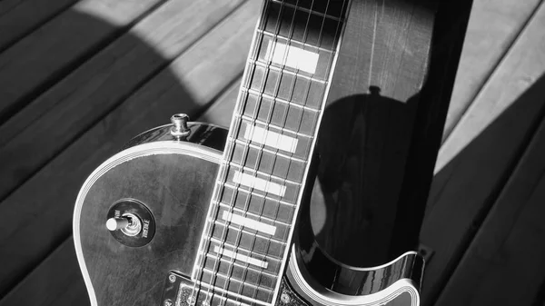 Guitarra Elétrica Nas Placas Madeira Com Espaço Cópia Preto Branco — Fotografia de Stock