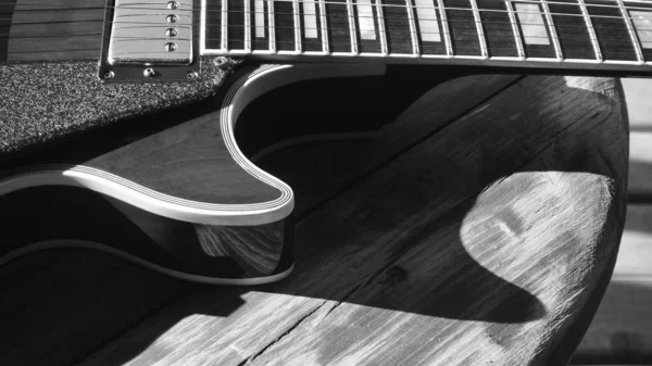 Gitarre Auf Den Holzbrettern Mit Kopierraum Schwarz Weiß — Stockfoto
