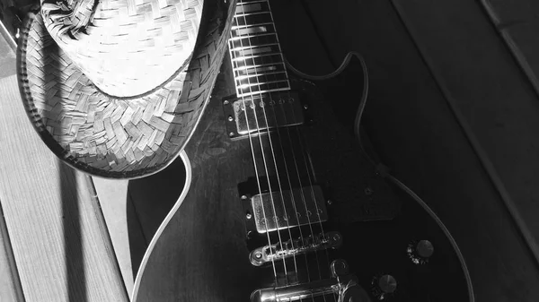 Elektrická Kytara Dřevěných Deskách Kopírovacím Prostorem Černá Bílá — Stock fotografie