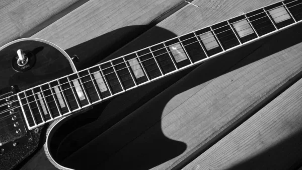 Guitarra Elétrica Nas Placas Madeira Com Espaço Cópia Preto Branco — Fotografia de Stock