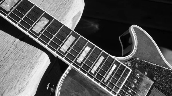 Guitarra Elétrica Nas Placas Madeira Com Espaço Cópia Preto Branco — Fotografia de Stock