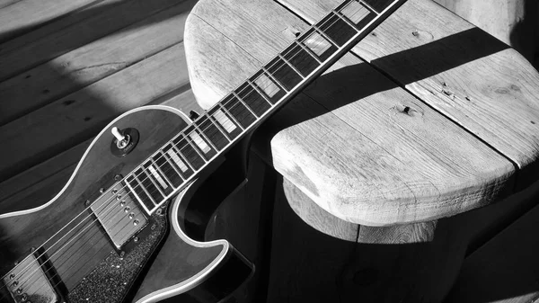 Guitarra Elétrica Nas Placas Madeira Com Espaço Cópia Preto Branco — Fotografia de Stock