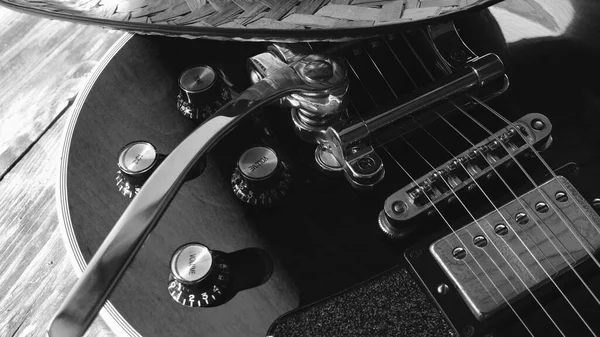 Gitara Elektryczna Drewnianych Deskach Przestrzenią Kopiowania Tak Czerń Biel — Zdjęcie stockowe