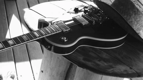 コピースペース付きの木製ボード上のエレクトリックギター そうだ 黒と白 — ストック写真
