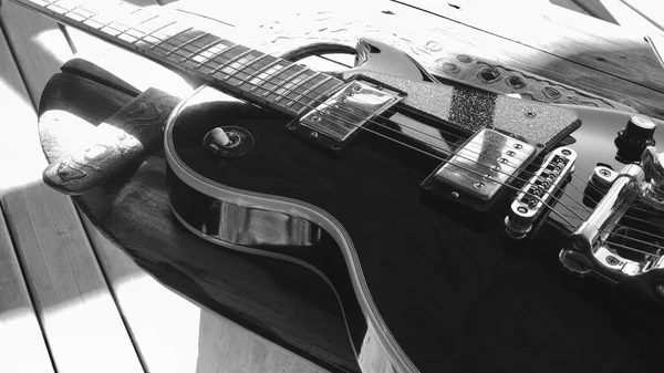 Guitarra Elétrica Nas Placas Madeira Com Espaço Cópia Preto Branco — Fotografia de Stock