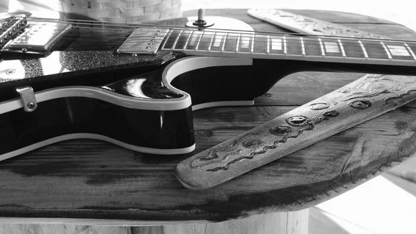 Guitarra Elétrica Nas Placas Madeira Com Espaço Cópia Preto Branco — Fotografia de Stock