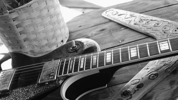 Guitarra Elétrica Nas Placas Madeira Com Espaço Cópia Preto Branco — Fotografia de Stock