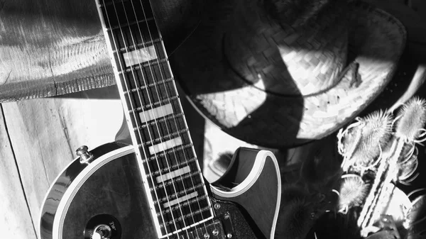 Tahtada Elektro Gitar Siyah Beyaz — Stok fotoğraf