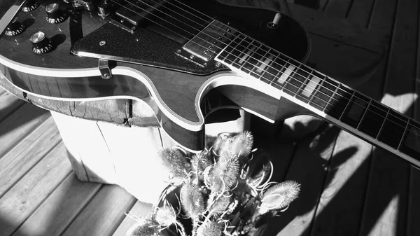 Elektrická Kytara Dřevěných Prknech Černá Bílá — Stock fotografie