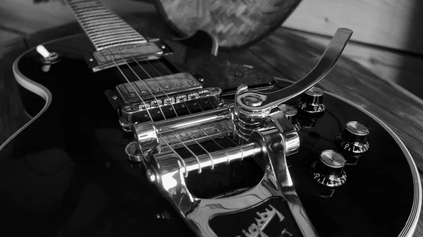 Tahtada Elektro Gitar Siyah Beyaz — Stok fotoğraf