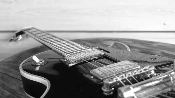 木の板の上のエレキギター 黒と白 — ストック写真
