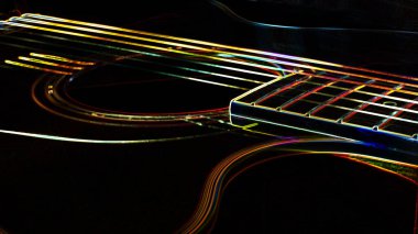 Elektro gitar. Kopya alanı olan neon boya. Koyu arkaplan