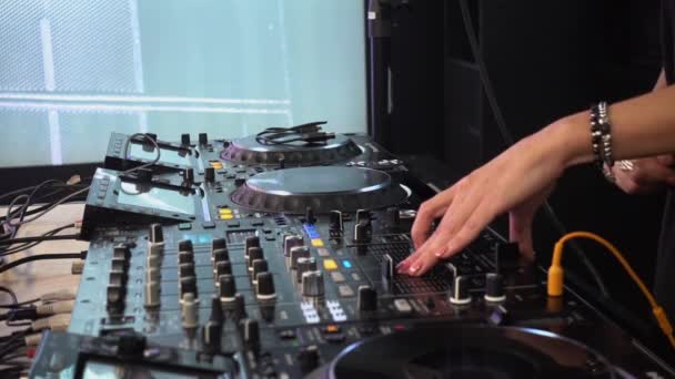 Woman Tweak Different Track Controls Deck Nightclub — Stock Video