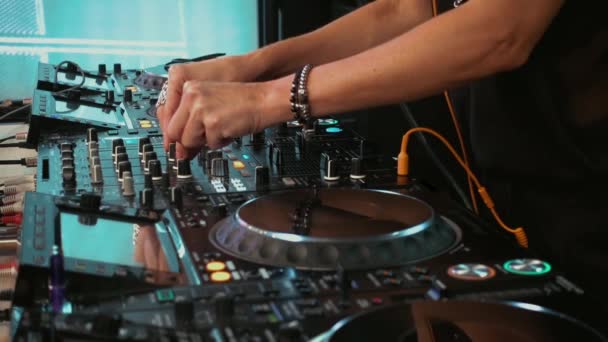 Donna Modificare Diversi Controlli Pista Sul Ponte Nightclub — Video Stock