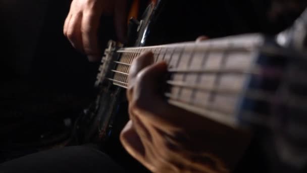Müzisyen Bass Guitar Çalıyor Karanlık Arka Plan Yakın Çekim — Stok video