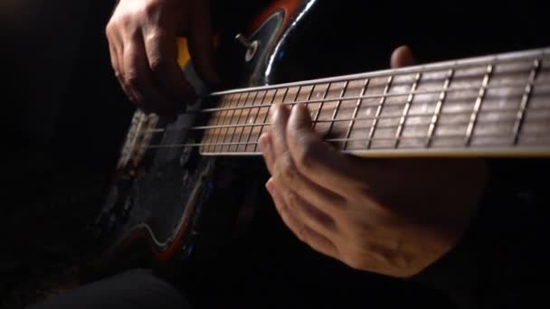 Músico Toca Baixo Guitarra Fundo Escuro Fechar — Vídeo de Stock