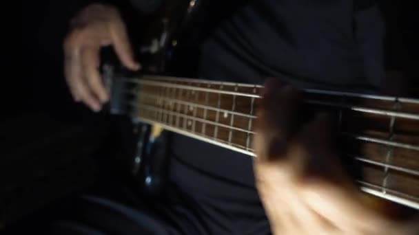 Μουσικός Παίζει Μπάσο Κιθάρα Σκοτεινό Φόντο Κλείσιμο — Αρχείο Βίντεο