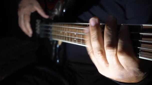 Muzyk Gra Gitarze Basowej Mroczne Tło Zbliżenie — Wideo stockowe