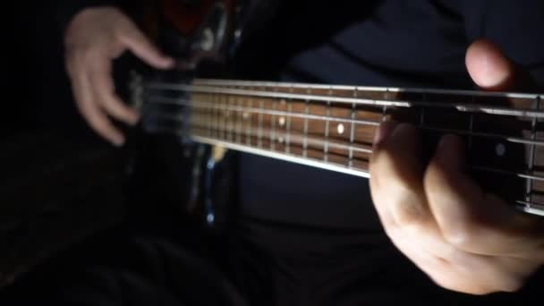 Hudebník Hraje Baskytaru Tmavé Pozadí Closeup — Stock video
