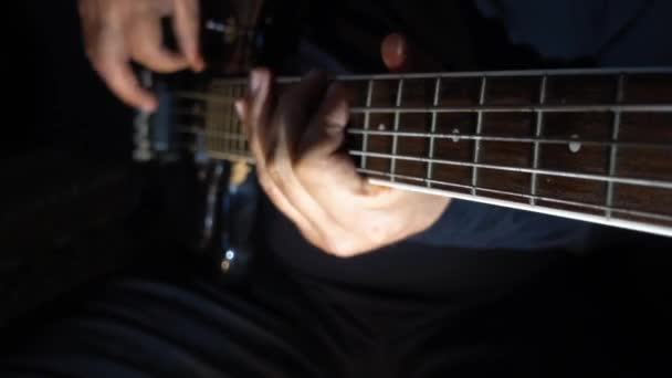 Musiker Spelar Basgitarr Mörk Bakgrund Närbild — Stockvideo