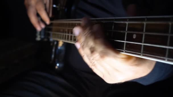 Musisi Memainkan Gitar Bass Latar Belakang Gelap Penutup — Stok Video