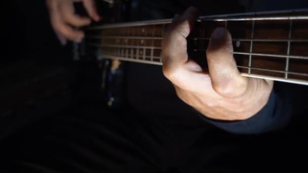 음악가 Plays Bass Guitar 어두운 클로즈업 — 비디오