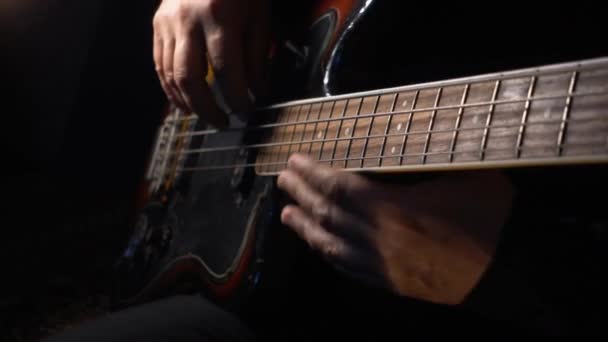 Музыкант Играет Бас Гитаре Темный Фон Крупный План — стоковое видео