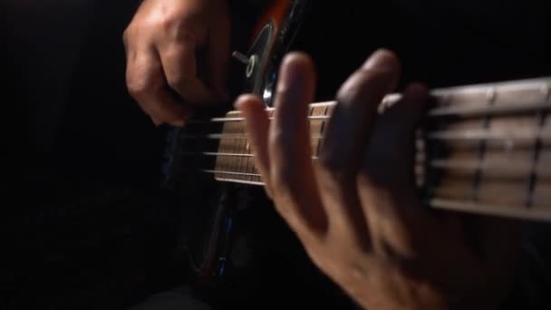 Músico Toca Baixo Guitarra Fundo Escuro Fechar — Vídeo de Stock