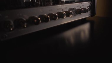 Enstrümantal bir gitar amfisini açmak ve sesi ayarlamak: Yakın plan