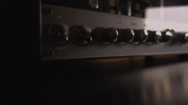 Enstrümantal bir gitar amfisini açmak ve sesi ayarlamak: Yakın plan