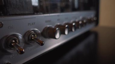 Enstrümantal bir gitar amfisini açmak ve sesi ayarlamak: Yakın plan