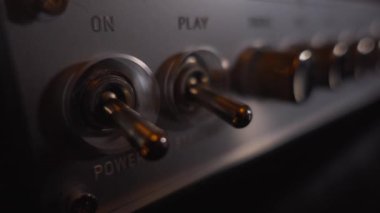Enstrümantal bir gitar amfisini açmak ve sesi ayarlamak: Yakın plan