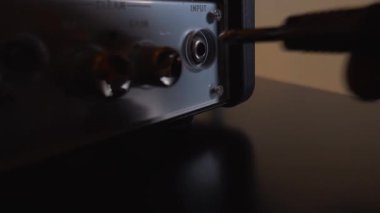 Enstrümantal bir gitar amfisini açmak ve sesi ayarlamak: Yakın plan