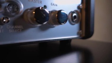 Enstrümantal bir gitar amfisini açmak ve sesi ayarlamak: Yakın plan